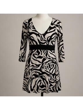 White House Black Market Black and White Patterned V-Neck Dress Size M